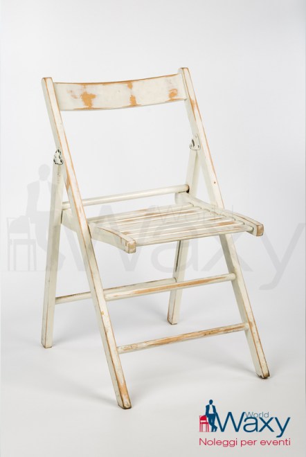 sedia pieghevole in legno decapato bianco con sedile listellato