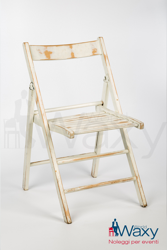 sedia pieghevole in legno decapato bianco con sedile listellato